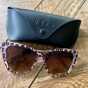 Diff Becky ll *NEVER WORN* (oversize leopard cat eye sunglasses with case)